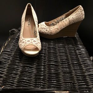 Cream lace wedges - perfect for spring and summer!